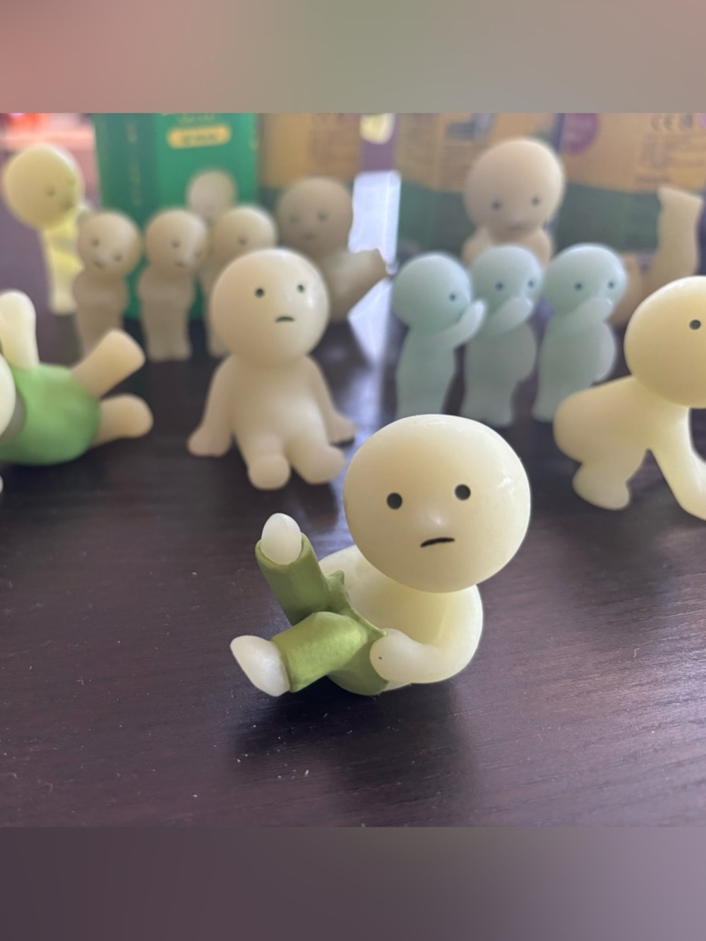 Smiski Dressing Series; Smiski putting on tight pants